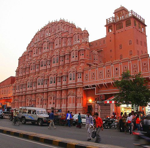 213-yr-old Hawa Mahal loses colour after wash!