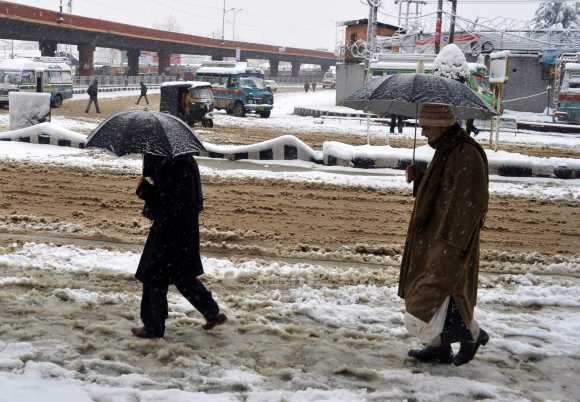 Kashmir battles with power crisis, extreme cold