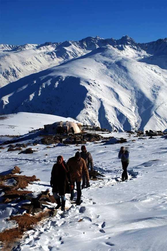Heavy snowfall whitewashes Kashmir
