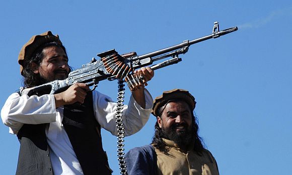 Tehreek-e-Taliban Pakistan commander Hakimullah Mehsud, left