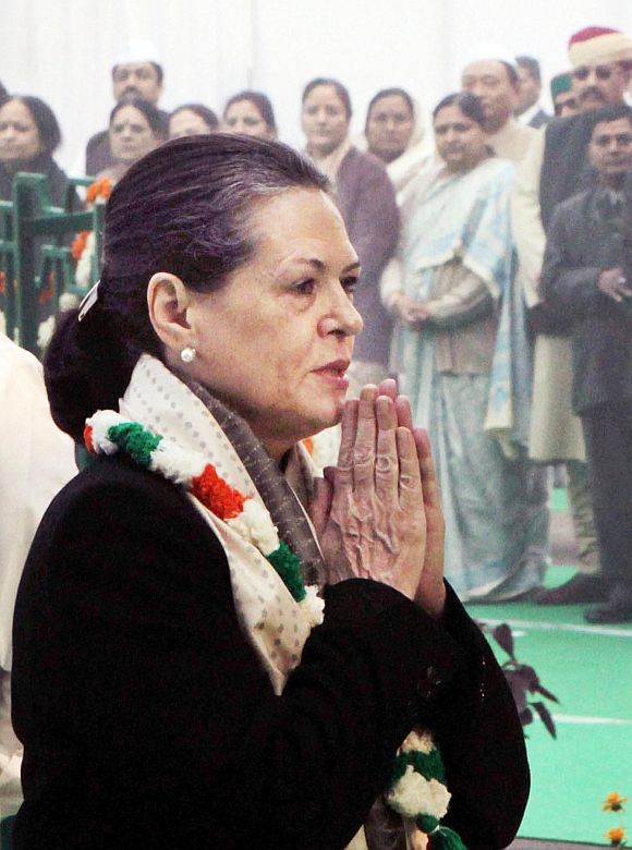 Throw BJP out, get Cong to power: Sonia tells Uttarakhand
