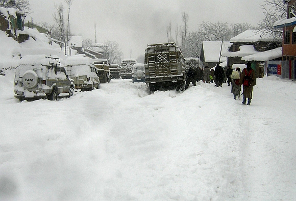 Stranded vehicles at the Srinagar-Gulmarg road