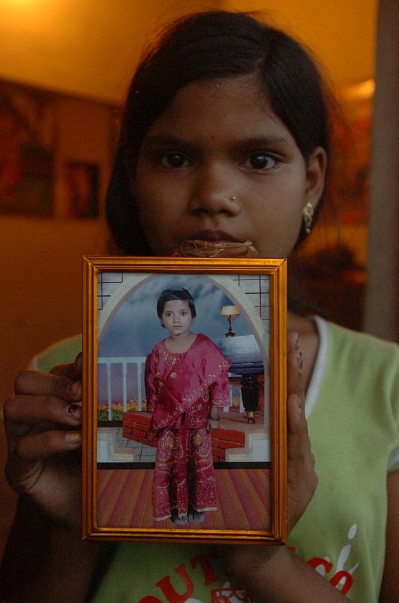Kiran Thakre, Yogita's eldest sister, displays her photograph