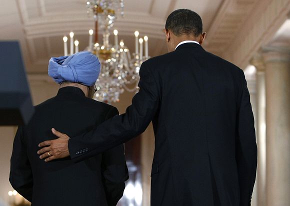 Obama guides Manmohan Singh following their joint news conference in Washington