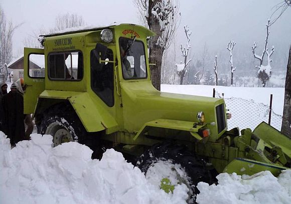 Beacon workers clear a snow-clogged Jammu Srinagar highway on Saturday
