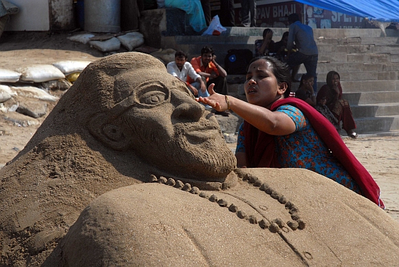 Sculptor Lakshmi  Kamble makes a sand portrait of Bal Thackeray