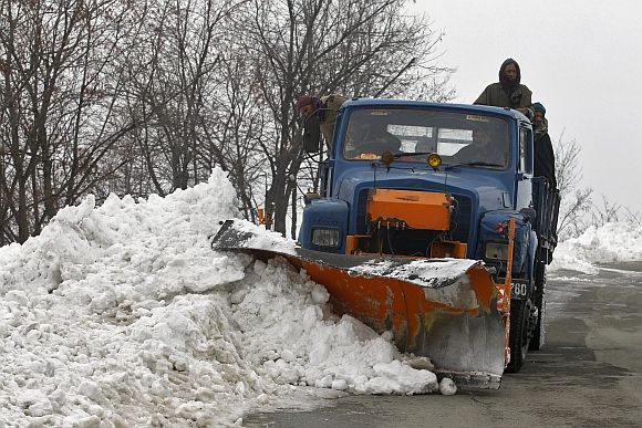 A truck clears snow on the closed Srinagar-Jammu highway in Lower Munda, 85 km south of Srinagar