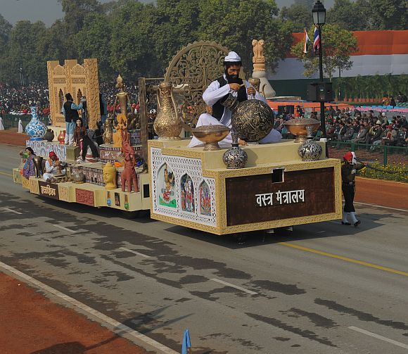 The tableau of Ministry of Textiles passes through the Rajpath