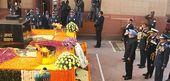 Prime Minister Manmohan Singh paying homage at the Amar Jawan Jyoti at India Gate