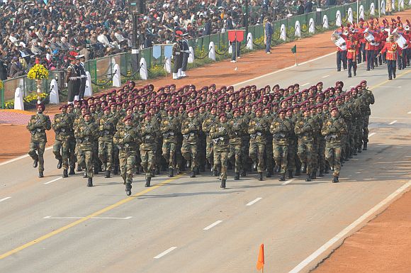 Parachute marching contingent passes through the Rajpath