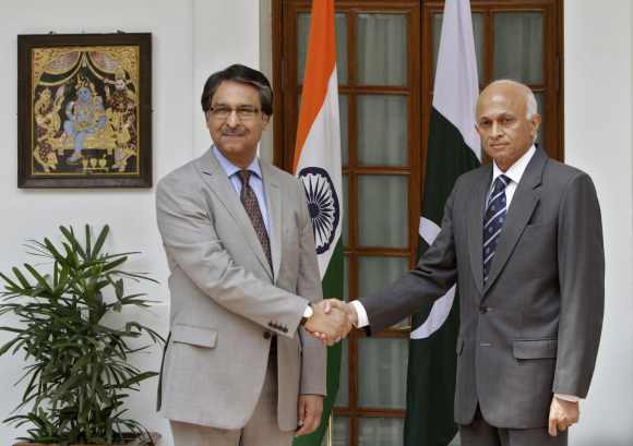 Foreign Secretary Ranjan Mathai shakes hands with his Pakistani counterpart Jalil Abbas Jilani during a photo opportunity before their delegation level talks in New Delhi July 4