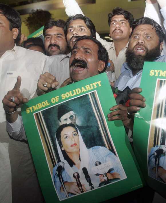 Supporters of assassinated former prime minister Benazir Bhutto chant anti-Musharraf slogans in Islamabad