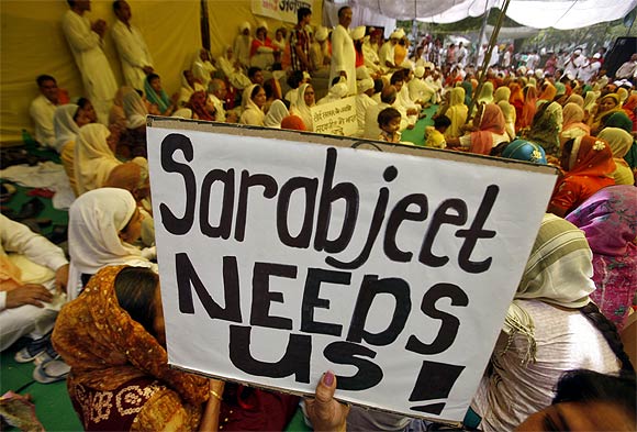A demonstrator holds a placard appealing for Sarabjit's release