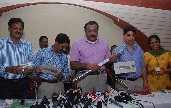 Joint Commissioner of police (crime) Himanshu Roy displays the weapons used in the murder at a press conference in Mumbai
