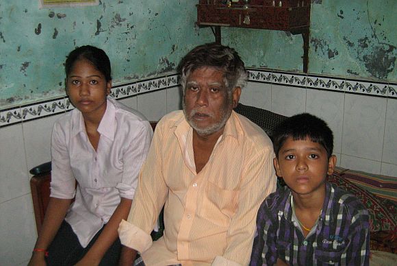 Ramlal Musai Yadav with his children