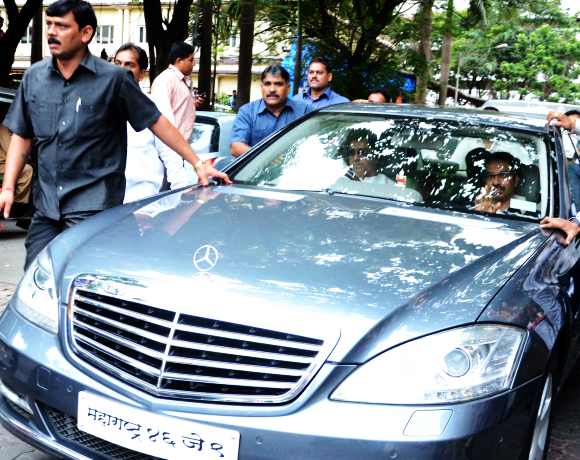Raj Thackeray drives Uddhav home in his silver Mercedes