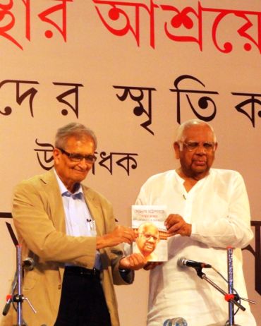 This file photo shows Amartya Sen (left) with former Lok Sabha Speaker Somnath Chatterjee at a book inauguration event in Kolkata.