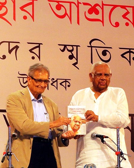 Somnath Chatterjee with Nobel Laureate Amartya Sen at the launch of the Bengali version of his book, Keeping the Faith: Memoirs of a Parliamentarian