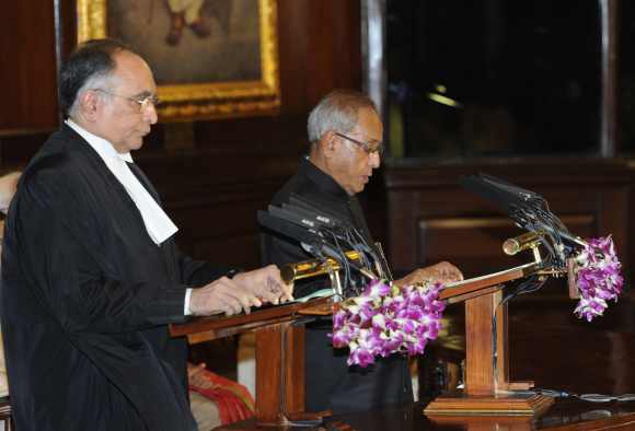 Pranab Mukherjee administered the oath of office by Chief Justice SH Kapadia