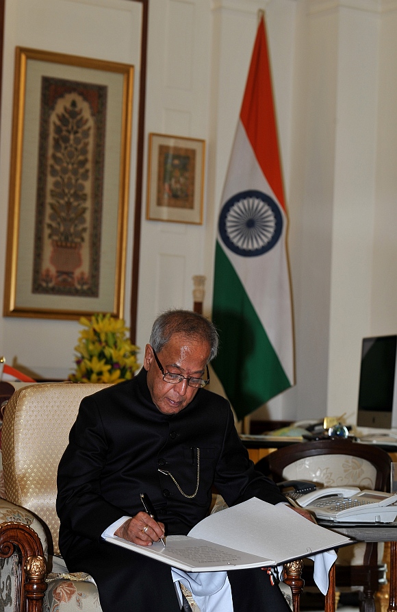 The President Pranab Mukherjee signing the register at President's office at Rashtrapati Bhavan, on his arrival from Parliament House after the swearing-in ceremony in New Delhi