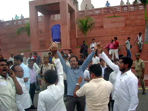 Vandals attack Mayawati's statue