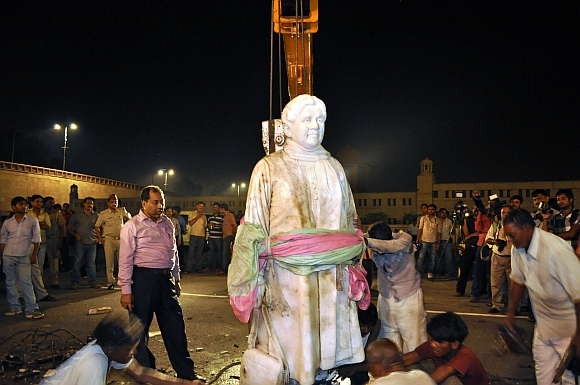 Mayawati's statue being reinstalled in Lucknow on Thursday night