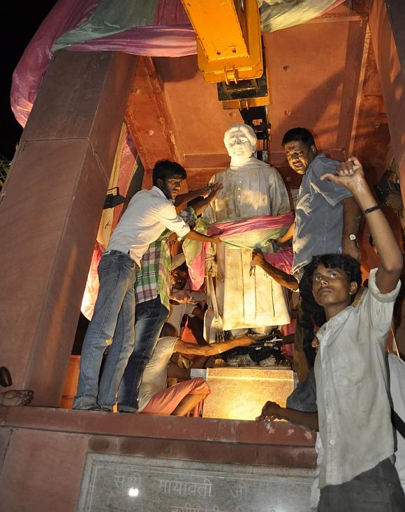 Mayawati's statue being reinstalled in Lucknow on Thursday night