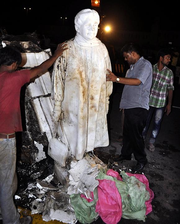 Mayawati's statue being reinstalled in Lucknow on Thursday night