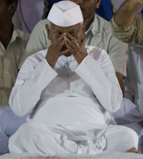 On day 3 of fast, Anna Hazare says sorry to media