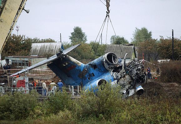 Rescue specialists lift the wreckage of a plane which crashed near the Russian city of Yaroslavl September 8, 2011