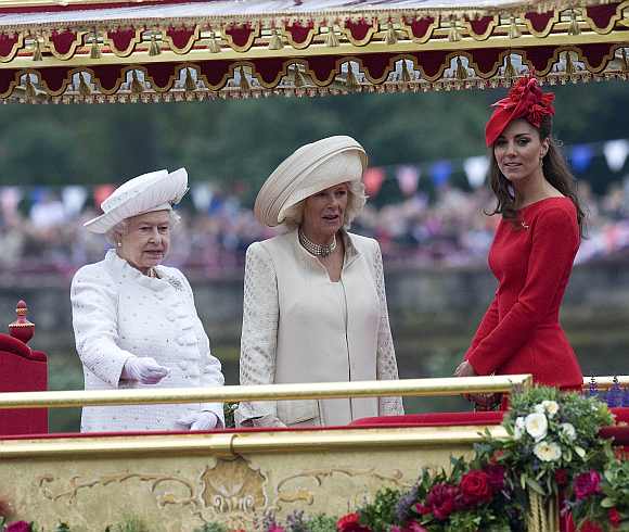 Queen Elizabeth's 1,000-ship glamorous Thames pageant