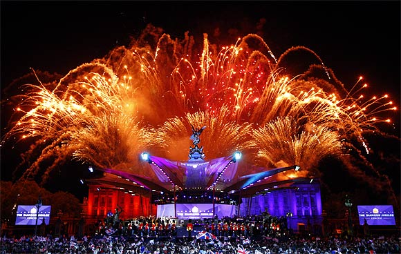 Queen Elizabeth's Jubilee bash: Fireworks & rock 'n roll