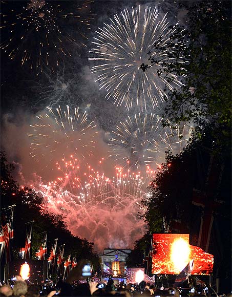 Queen Elizabeth's Jubilee bash: Fireworks & rock 'n roll