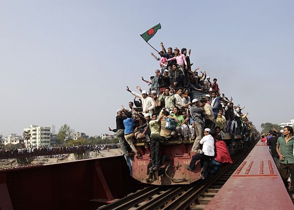 An overcrowded train leaves for the city after the final prayer ceremony of Bishwa Ijtema in Tongi, on the outskirts of Dhaka
