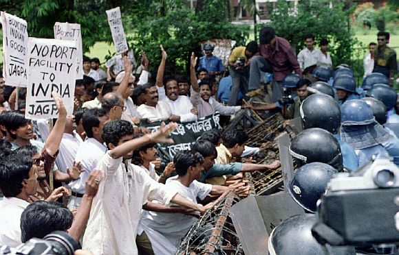 Hundreds of activists try to break through a police barricade near the Banagladesh foreign ministry building in Dhaka June 24, where the foreign secretaries of Bangladesh and India are holding talks on water sharing and Farakka Barrage row.