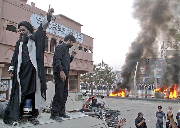 A Shi'ite cleric speaks to protesters after clashes between two religious sects of Islam in Karachi