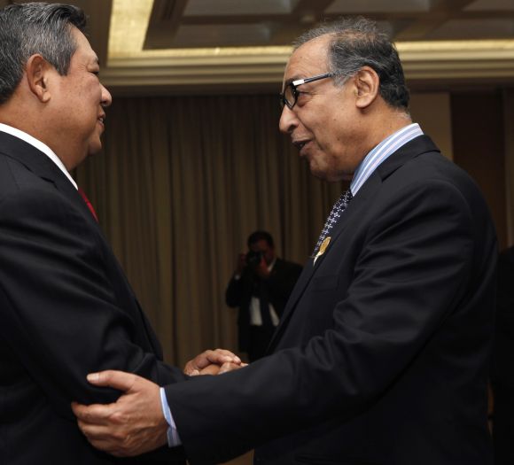 Indonesian President Susilo Bambang Yudhoyono (L) greets Pakistan's Federal Minister of Textile Industry Makhdoom Shahabuddin after the opening of the 16th Ministerial Conference of the Non-Aligned Movement (NAM) in Nusa Dua