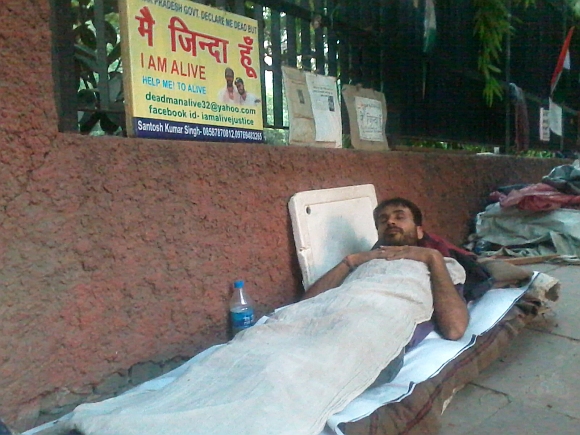 Santosh sleeps on the pavement in New Delhi