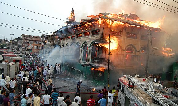 200-year-old Dastageer Sahib shrine gutted