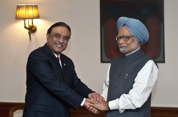 Pakistan President Zardari shaking hands with PM Singh in New Delhi