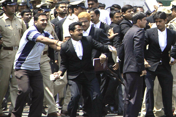 B'luru lawyers attack scribes, cops lathicharge