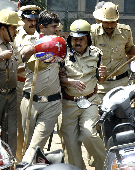 B'luru lawyers attack scribes, cops lathicharge