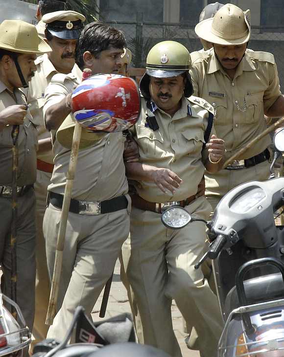 Policemen try to dodge stones pelted by lawyers