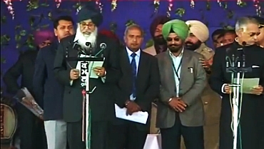 Shiromani Alkali Dal leader Parkash Singh Badal with Governer Shivraj V Patil at the swearing-in ceremony