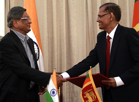 India's Foreign Minister S M Krishna (L) shakes hands with his Sri Lankan counterpart Gamini Lakshman Peiris during their meeting in Colombo on January 17, 2012. Krishna was on an official visit to Sri Lanka