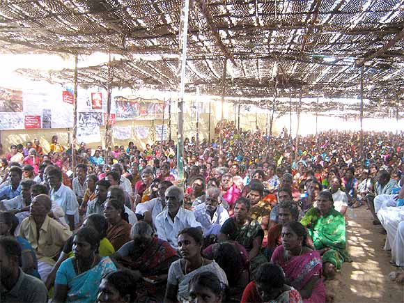 Hundreds of people join Udaykumar at Idinthakarai
