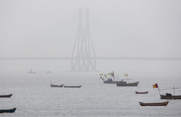 The dust storm engulfs Mumbai's Bandra-Worli Sea Link
