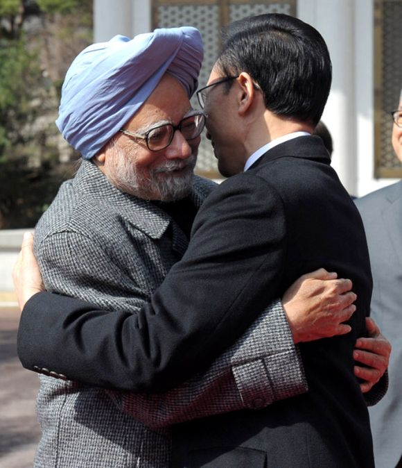 Prime Minister Dr Manmohan Singh meets South Korean President, Lee Myung-bak, in Seoul