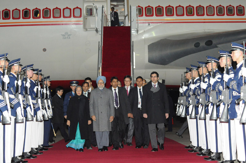 Prime Minister Dr Manmohan Singh arrives at the Seoul air force base to attend the 2012 Seoul Nuclear Security Summit