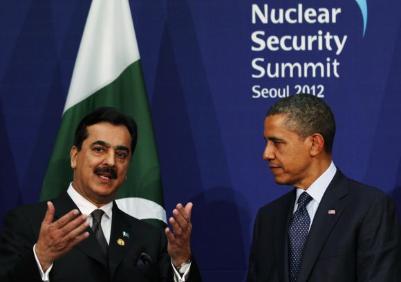 Pakistan's PM Gilani talks to US President Obama during their bilateral meeting on the sidelines of the Nuclear Security Summit in Seoul